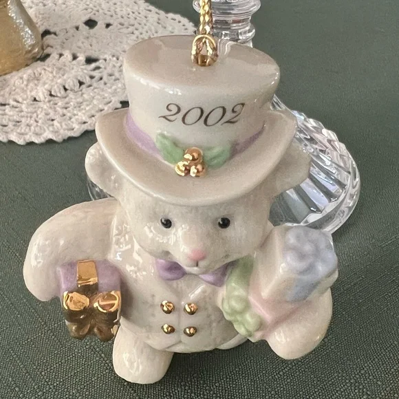 Lenox 2002 teddy bear carrying gifts ornament with gold trim - Picture 2 of 4